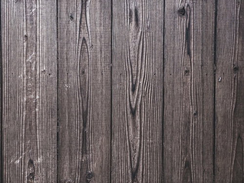 グレーがかった古材の木目が見える板壁テクスチャー
