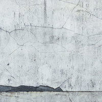 大小のひび割れが著しいコンクリート壁の劣化状態の写真