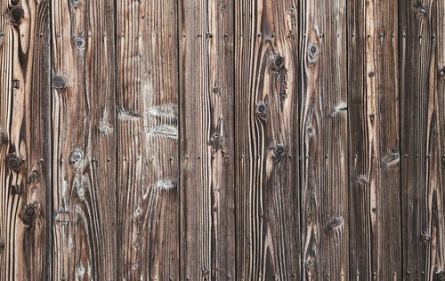 経年変化が味わい深い木目の壁板