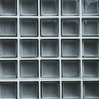 正方形のガラスブロックが規則的に並ぶモダンな壁の写真