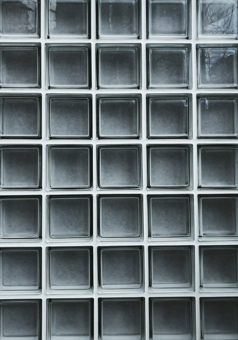 規則的に配列された透明なガラスブロックの壁面