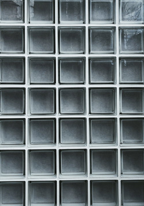 正方形のガラスブロックが規則的に並ぶモダンな壁