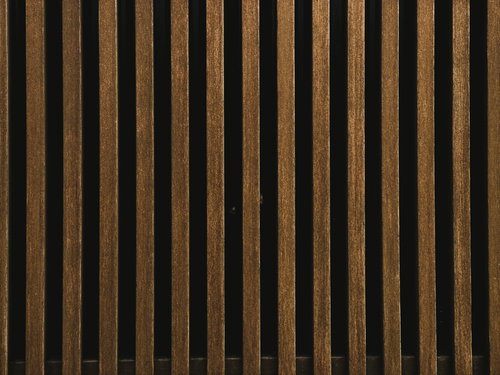 木の格子がつくる縦縞のテクスチャー