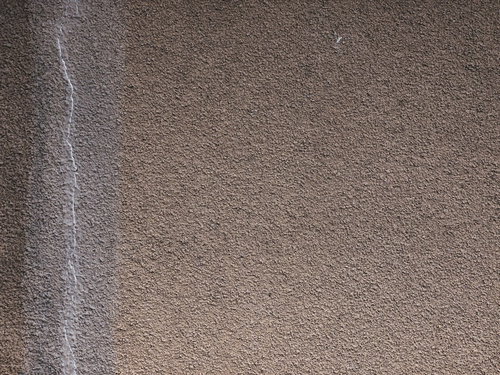 ヒビ割れを補修した老朽化した壁のコンクリート表面