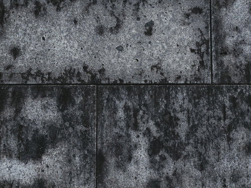 シミのようにこびりついたコンクリートの壁