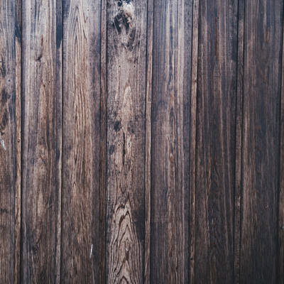 経年変化した古い木目調の板壁テクスチャーの写真