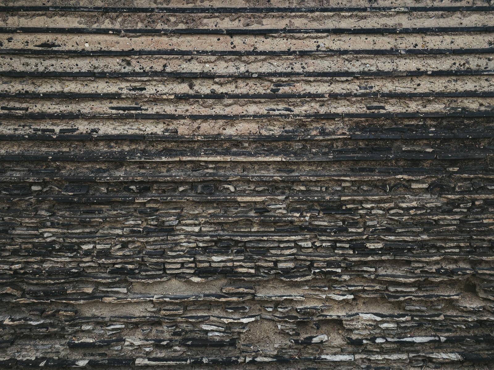 劣化してボロボロと崩れかけたコンクリートの壁