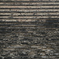 劣化して崩れかけたコンクリートの壁のテクスチャーの写真