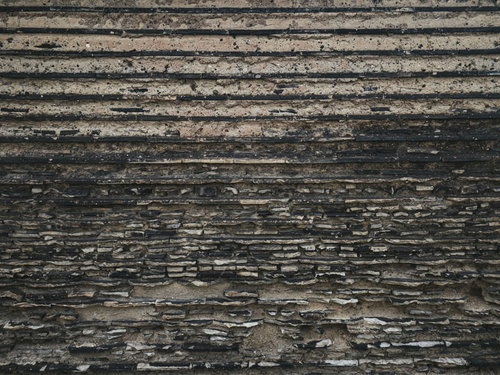 劣化して崩れかけたコンクリートの壁のテクスチャー