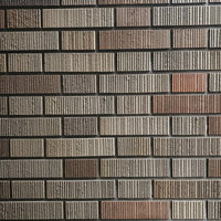 マンション入口に使われるレンガ風タイルの写真