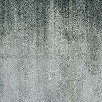 汚れの流れた痕が残るグレーのコンクリート壁のテクスチャーの写真