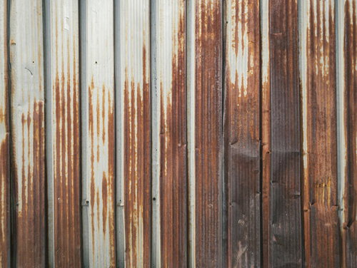 遠目で見ると木目のようなトタン壁のテクスチャー