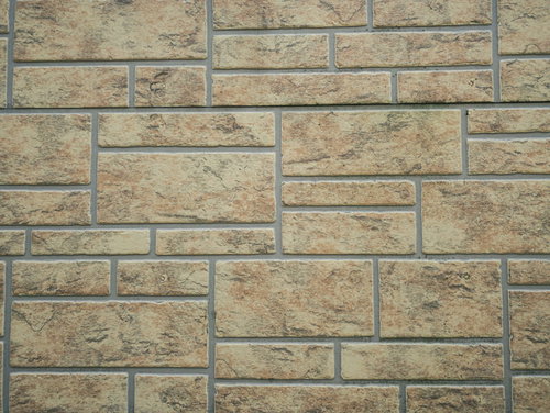 いろんなサイズの長方形が敷き詰められたベージュ系レンガ調タイル