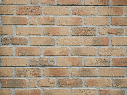 少し欠けたレンガも混じったおしゃれな赤茶色の壁