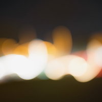 夜のライトアップをぼかした光の背景の写真