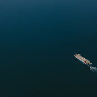 霞む空の下に広がる日本の市街地の写真
