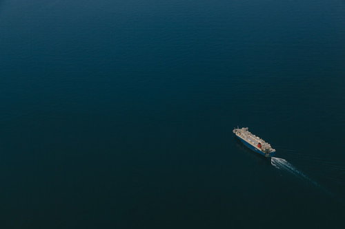 霞む空の下に広がる日本の市街地