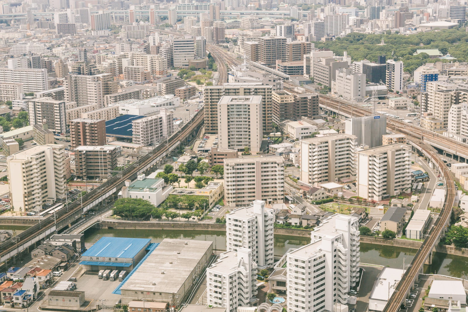 福岡空港近くの高層マンションと河川の俯瞰