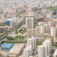 高層マンションが立ち並ぶ福岡空港近くの都市景観の写真