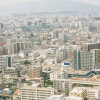 福岡市内の高層ビルと住宅が混在する街並みの写真