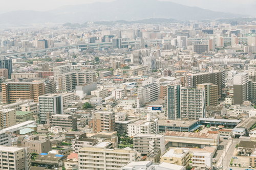 福岡市内の高層ビルと住宅が混在する街並み