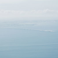 羽田から空撮で遠目に見えるアクアラインと海ほたるの写真