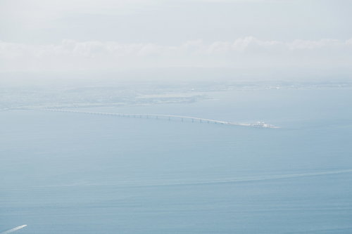 羽田から空撮で遠目に見えるアクアラインと海ほたる