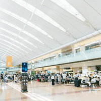 羽田空港第2ターミナルの広大なチェックインロビーの写真