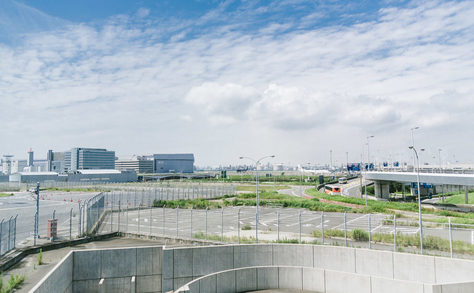 羽田空港周辺の駐車場と物流施設の風景