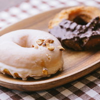 あま～いドーナッツ3種盛り合わせ木製プレートの写真