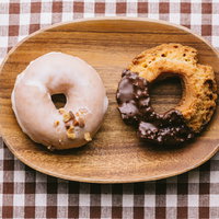 木製プレートに並ぶおやつの差し入れドーナツの写真