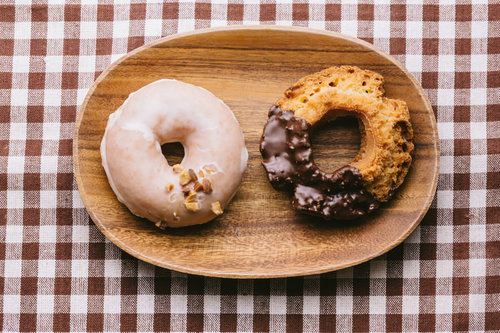 木製プレートに並ぶおやつの差し入れドーナツ