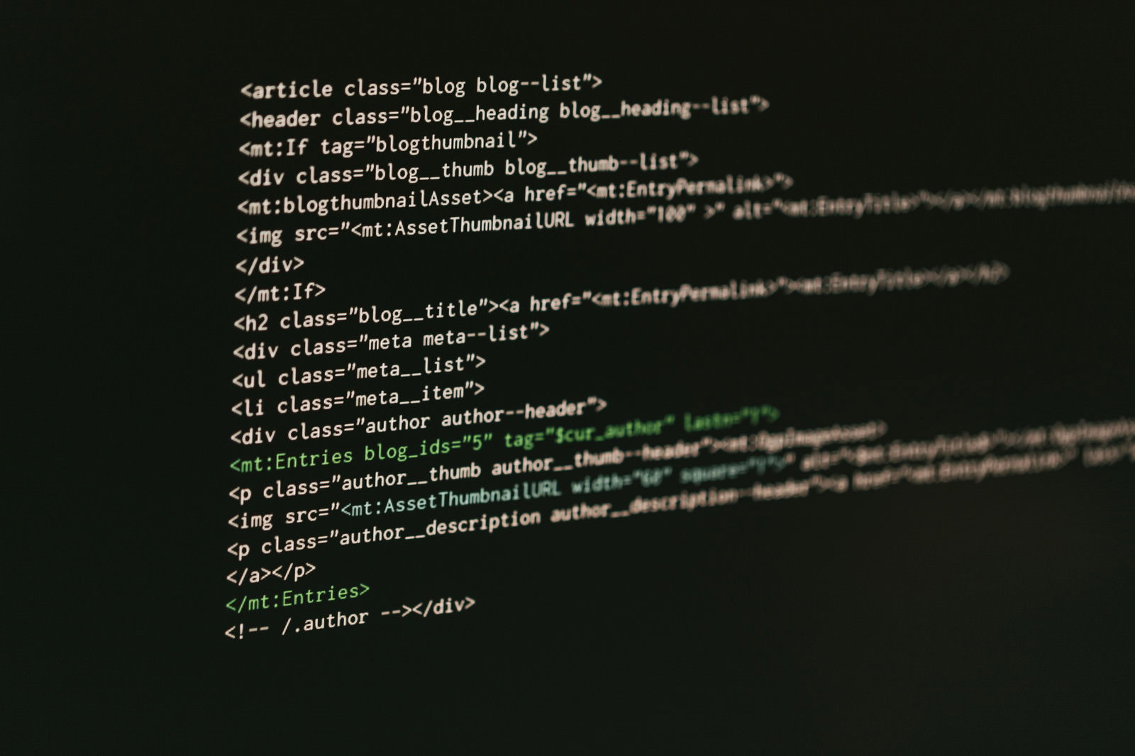 MTタグを含むHTMLコードがモニターに表示された画面