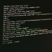 MTタグが使われたコード画面とエンジニアの作業の写真