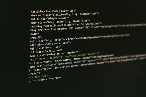 MTタグが使われたコード画面とエンジニアの作業