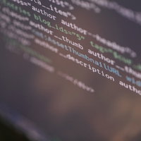 コードが書かれたエンジニアのモニターの写真