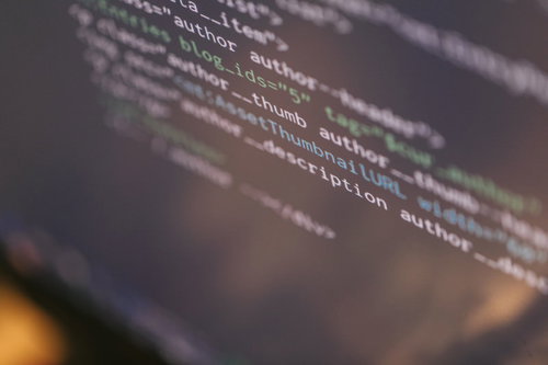 コードが書かれたエンジニアのモニター