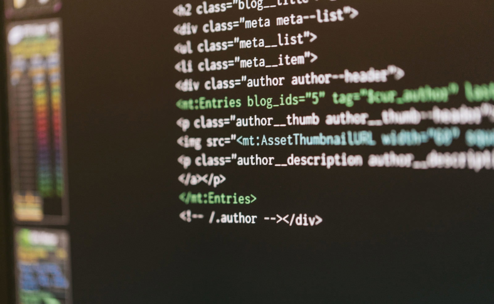 MTのHTMLコードが表示されたモニター画面