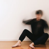 フラワーロックのものまねで狂う男性の発狂・絶望表現の写真