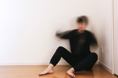 フラワーロックのものまねで狂う男性の発狂・絶望表現