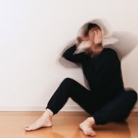 フラワーロックのものまねで狂う男性の発狂・絶望表現の写真