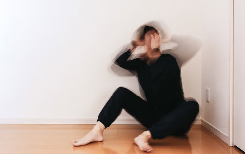 フラワーロックのものまねで狂う男性の発狂・絶望表現