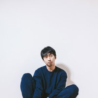 休日は昼までパジャマの男性が自宅でくつろぐの写真