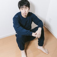 ゴキブリを発見して表情がこわばる引きこもり男性の写真