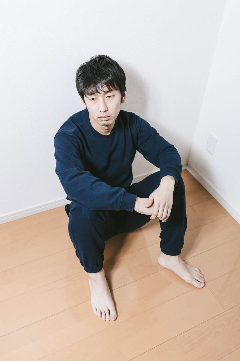部屋でゴキブリを発見して顔をこわばらせた男性［モデル：大川竜弥］