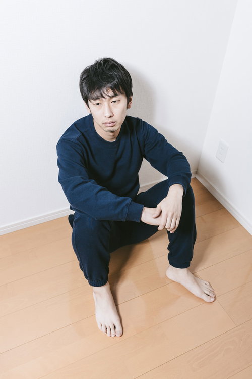 ゴキブリを発見して表情がこわばる引きこもり男性