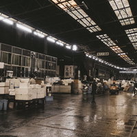 老朽化が進む築地市場の卸売場の内部風景と蛍光灯の照明の写真