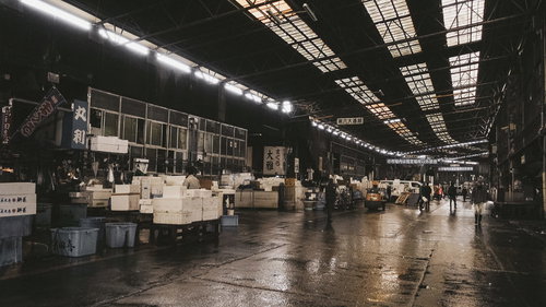 老朽化が進む築地市場の卸売場の内部風景と蛍光灯の照明