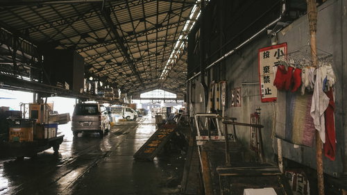 老朽化と過密化が問題視されている築地市場