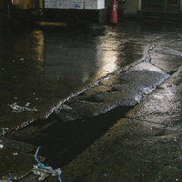 築地市場内のアスファルトが割れた地面の老朽化状況の写真